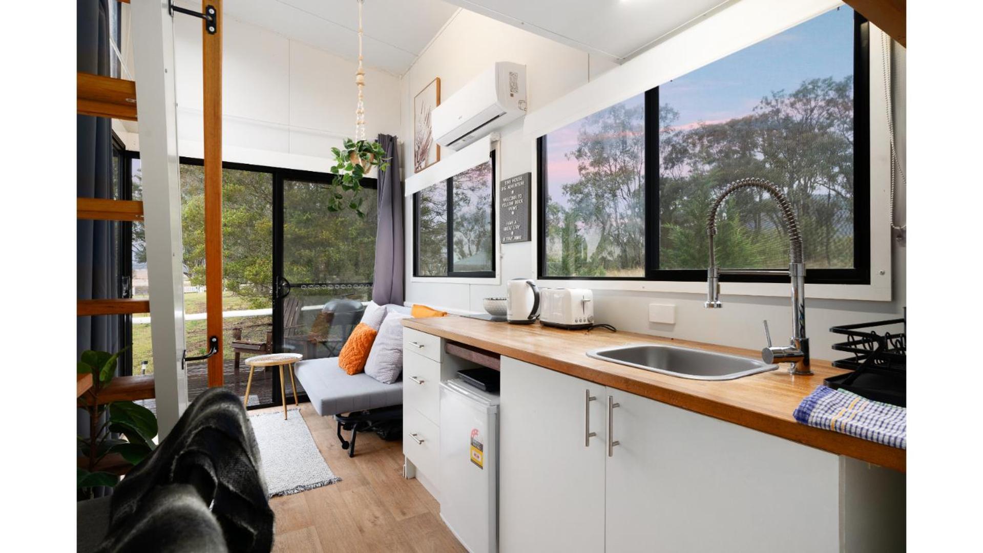 Yellow Rock Views By Tiny Away Broke Extérieur photo